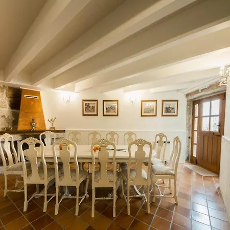 Nyaraló Mansion In With Private Pool And Garden Cerdedo