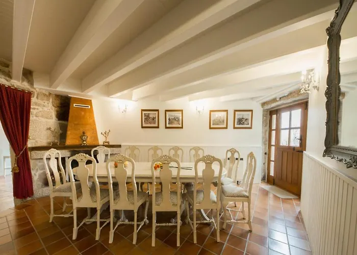 Hébergement de vacances Mansion In With Private Pool And Garden Cerdedo